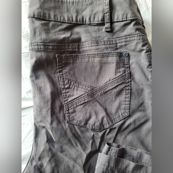 Reitmans Women's Dark Gray Capris , Size 14 Petite (34) - Picture 6 of 6